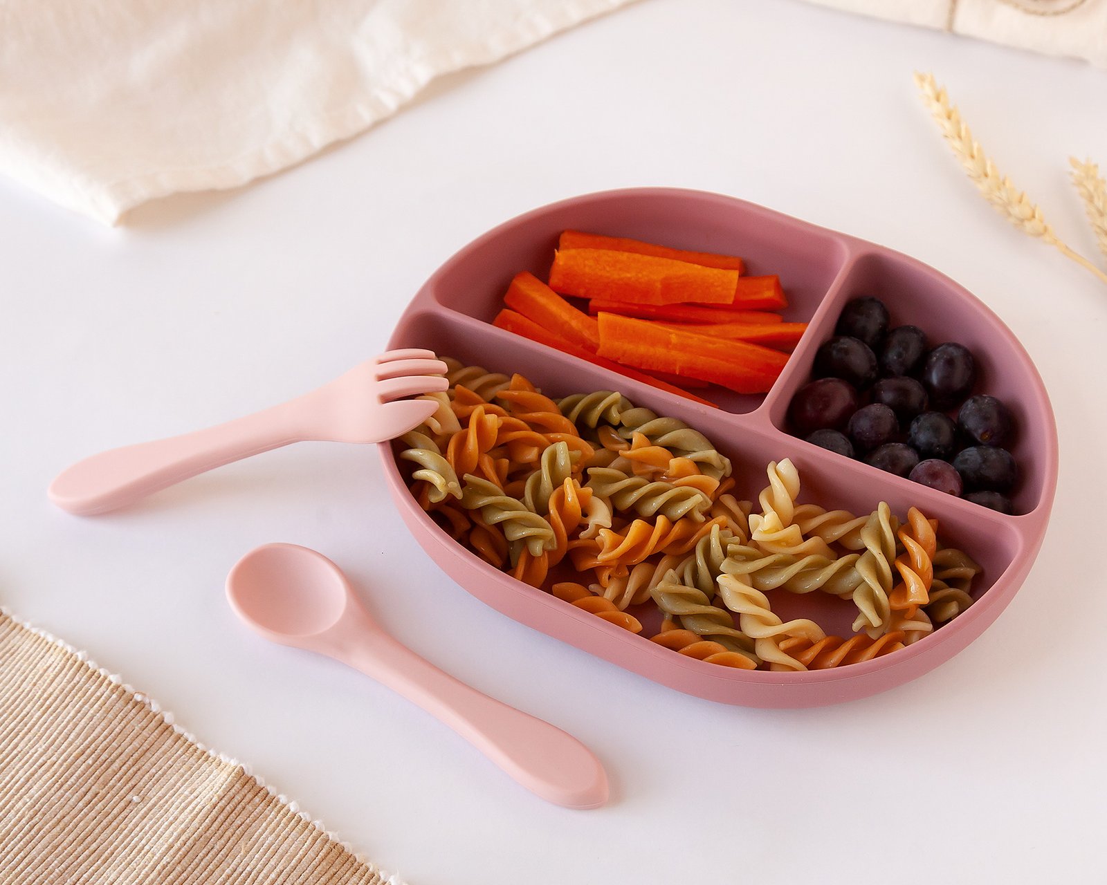 SET DE CUBIERTOS Y BANDEJA BLW EN SILICONA CON DIVISIONES Y VENTOSA ROSA - Imagen 6